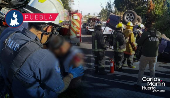 Volcadura en la lateral de la México-Puebla deja tres lesionados