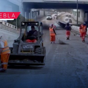 Servicio de Limpia retira toneladas de lodo en el bajo puente del bulevar 5 de Mayo