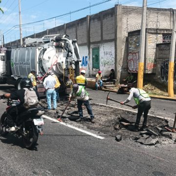 Lluvias afectan drenaje en Diagonal Defensores; Agua de Puebla analiza el daño