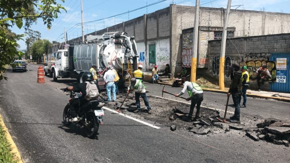 Lluvias afectan drenaje en Diagonal Defensores; Agua de Puebla analiza el daño
