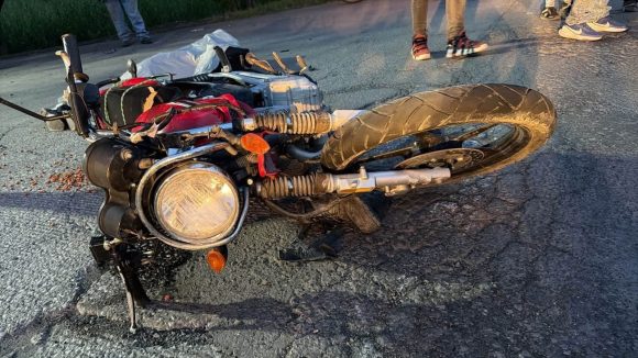Trágico choque de motocicletas en Izúcar de Matamoros deja un muerto
