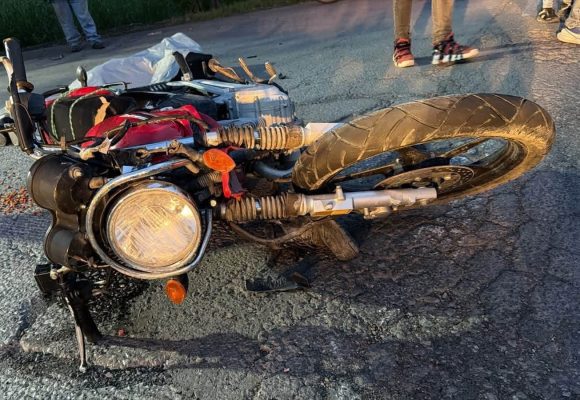 Trágico choque de motocicletas en Izúcar de Matamoros deja un muerto
