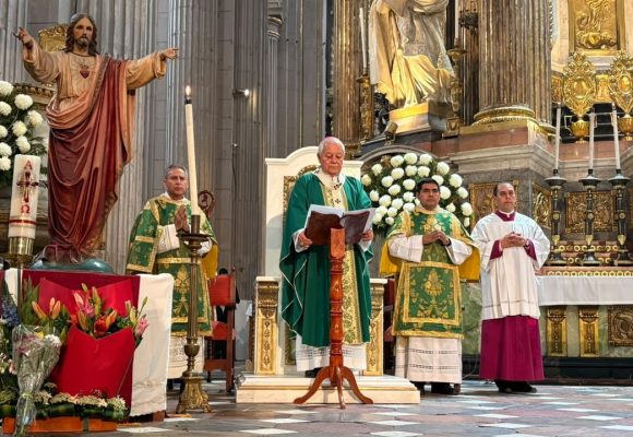 Arzobispo de Puebla felicita a los padres y llama a fortalecer la unidad familiar