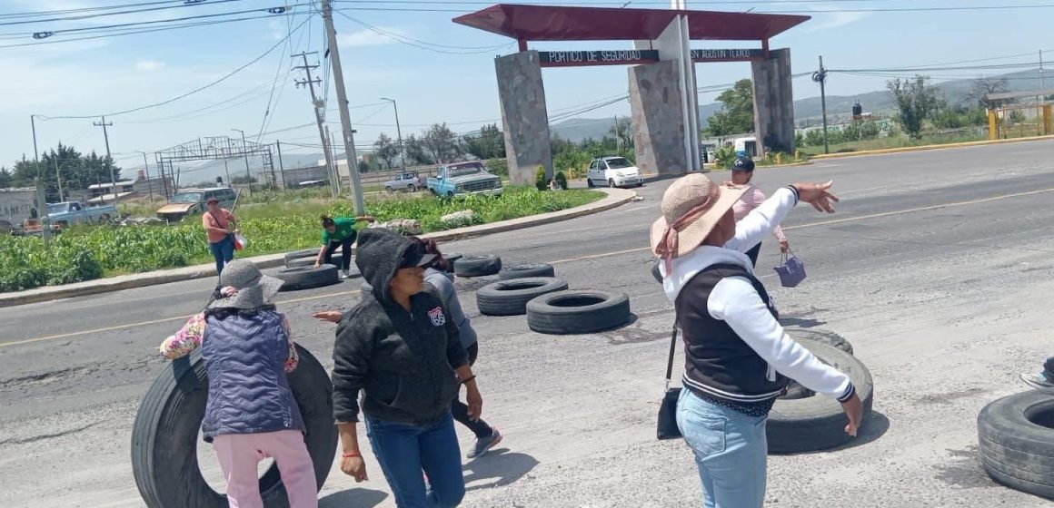 Bloquean carretera Amozoc-Oriental por presunta venta clandestina de gas LP en San Agustín Tlaxco