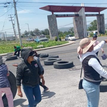 Bloquean carretera Amozoc-Oriental por presunta venta clandestina de gas LP en San Agustín Tlaxco