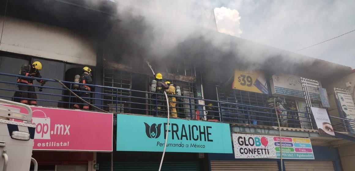Incendio en plaza comercial de San Francisco Mayorazgo deja daños en tres locales