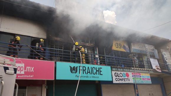 Incendio en plaza comercial de San Francisco Mayorazgo deja daños en tres locales