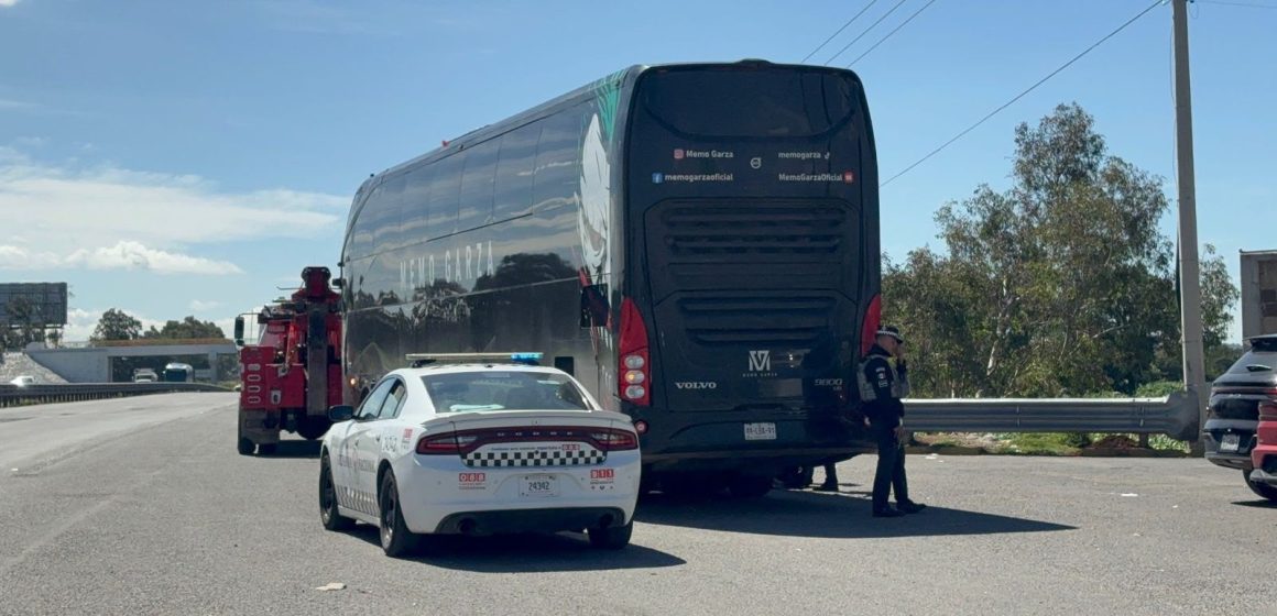 Balean autobús de Memo Garza en la autopista Puebla-Orizaba; reportan un músico herido
