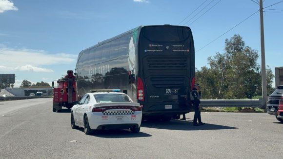 Balean autobús de Memo Garza en la autopista Puebla-Orizaba; reportan un músico herido