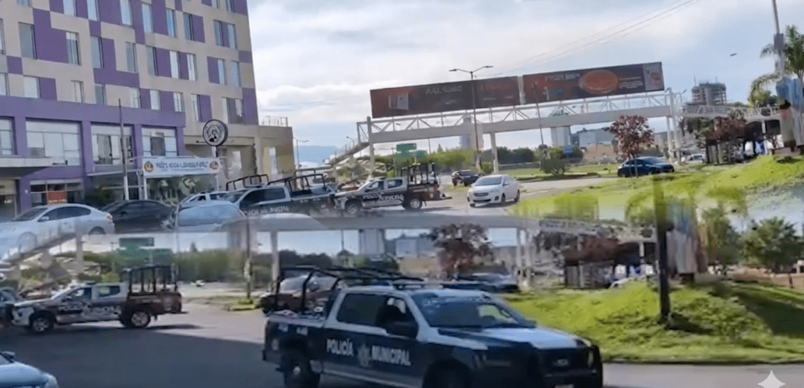Persecución en la Vía Atlixcáyotl termina con dos detenidos