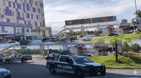 Persecución en la Vía Atlixcáyotl termina con dos detenidos