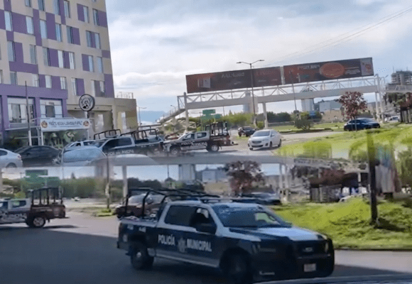 Persecución en la Vía Atlixcáyotl termina con dos detenidos