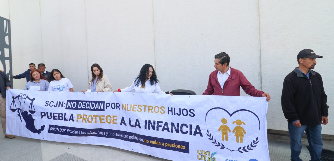 Colectivos entregan más de 23 mil firmas contra reforma de infancias trans en Puebla