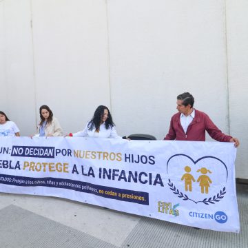Colectivos entregan más de 23 mil firmas contra reforma de infancias trans en Puebla