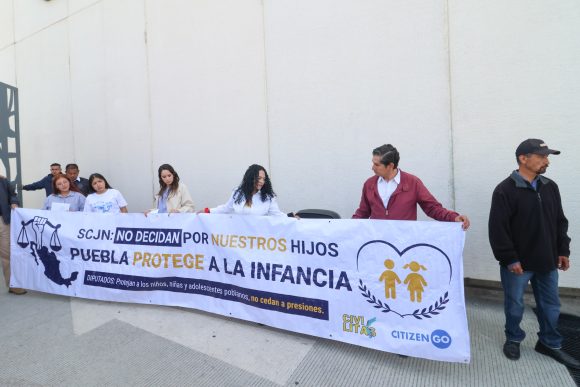 Colectivos entregan más de 23 mil firmas contra reforma de infancias trans en Puebla