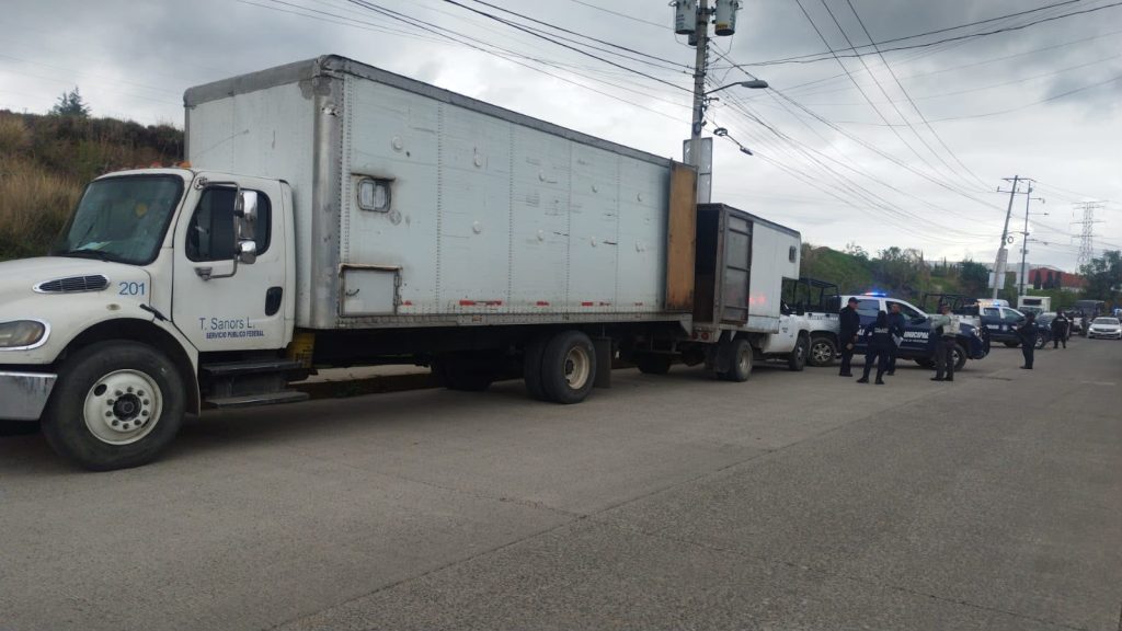 Detienen a 5 y recuperan camión de carga robado en Cuautlancingo 1 cuautlaningo