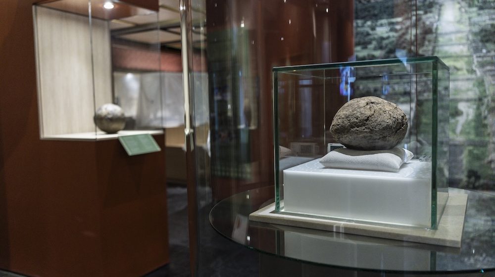 Exhiben por primera vez una pelota mesoamericana de más de 3,600 años en Teotihuacan