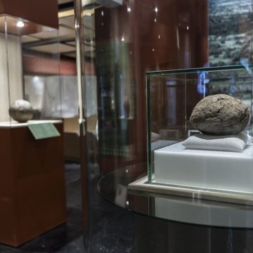 Exhiben por primera vez una pelota mesoamericana de más de 3,600 años en Teotihuacan