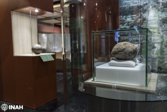 Exhiben por primera vez una pelota mesoamericana de más de 3,600 años en Teotihuacan