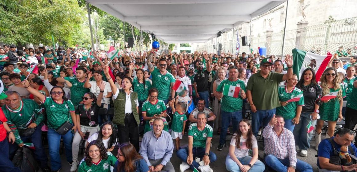 Poblanos viven la justa futbolera en el Zócalo
