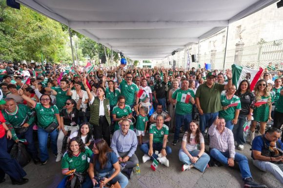 futbol2 Poblanos viven la justa futbolera en el Zócalo