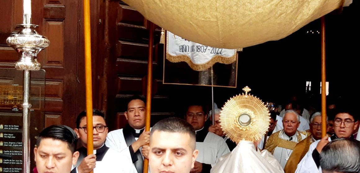 Corpus Christi reúne a fieles en la Catedral de Puebla