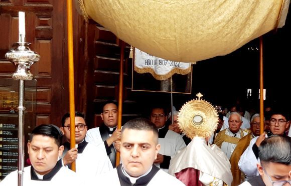 Corpus Christi reúne a fieles en la Catedral de Puebla