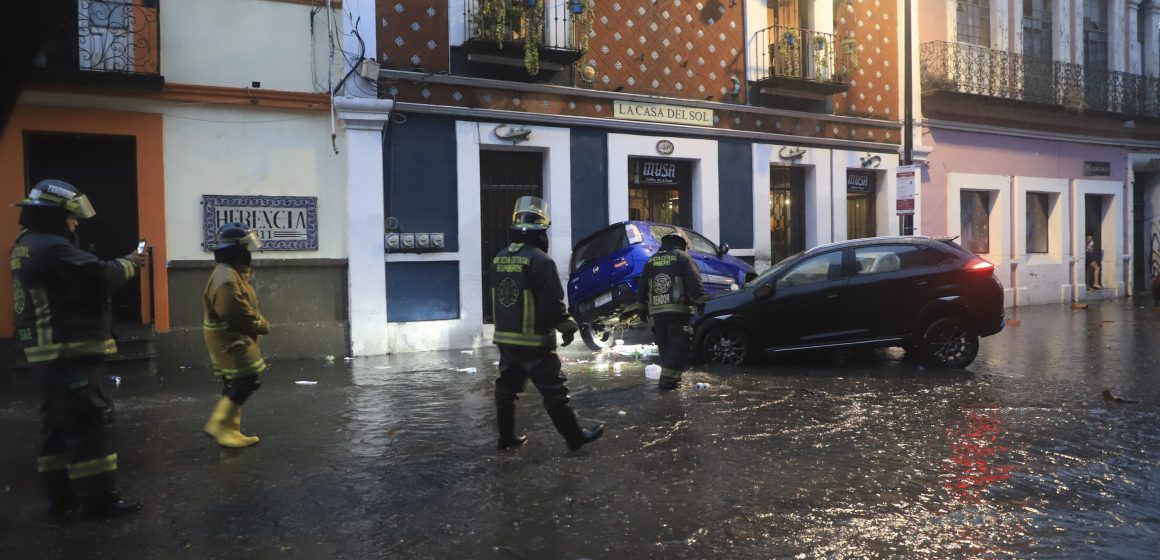 Lluvias colapsan el Centro Histórico de Puebla: inundaciones dejan vehículos varados, cierres viales