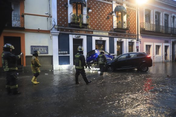 Lluvias colapsan el Centro Histórico de Puebla: inundaciones dejan vehículos varados, cierres viales