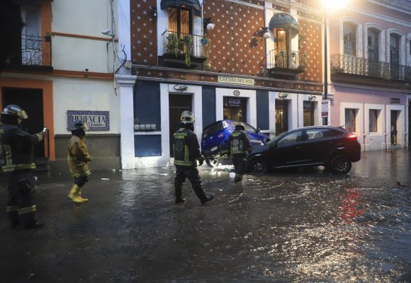Lluvias colapsan el Centro Histórico de Puebla: inundaciones dejan vehículos varados, cierres viales