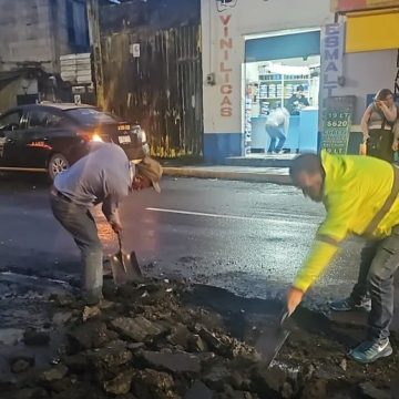 Fuertes lluvias provocan colapso de drenaje en la avenida José María Lafragua