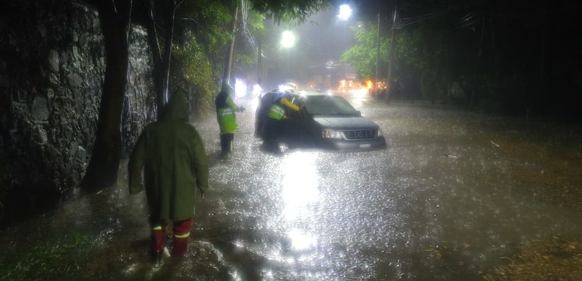 Lluvias intensas y granizada colapsan vialidades en Cuajimalpa