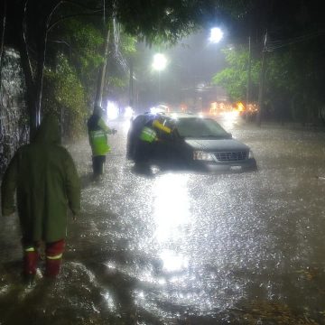 Lluvias intensas y granizada colapsan vialidades en Cuajimalpa