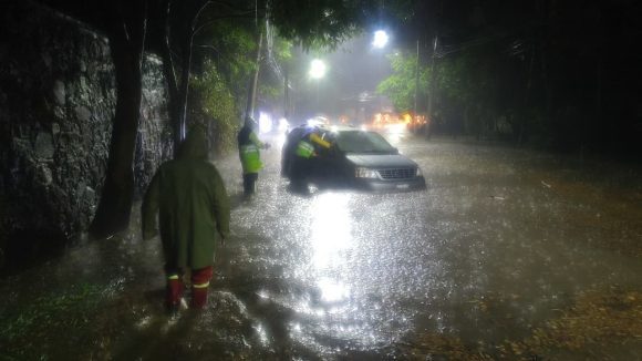Lluvias intensas y granizada colapsan vialidades en Cuajimalpa