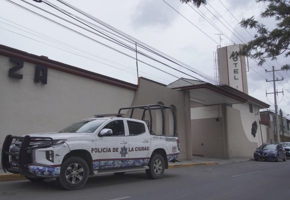 Hombre fallece al interior de motel en San Pablo Xochimehuacan; investigan causas de la muerte