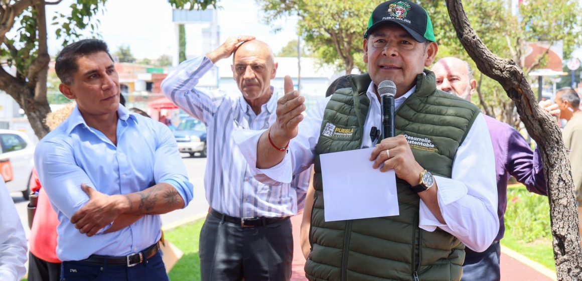 Con maquinaria propia, gobierno estatal transforma vialidades en Puebla