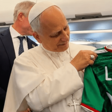 Papa León XIV recibe playera de la Selección Mexicana y envía mensaje de unidad