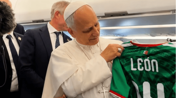 Papa León XIV recibe playera de la Selección Mexicana y envía mensaje de unidad