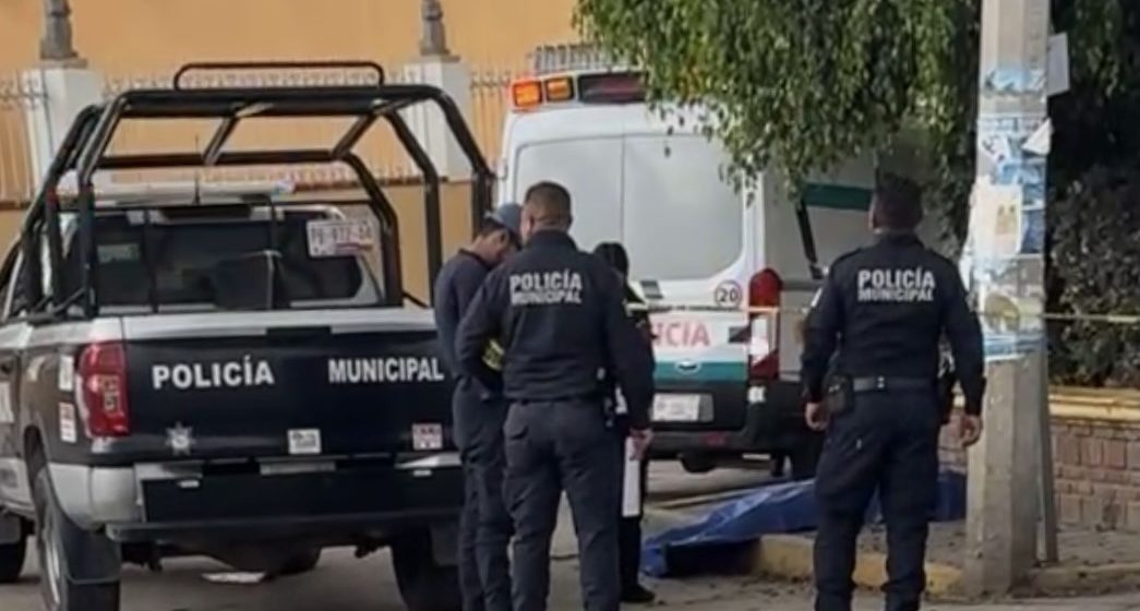 Hombre fallece a un costado de la iglesia de Santa Bárbara Almoloya
