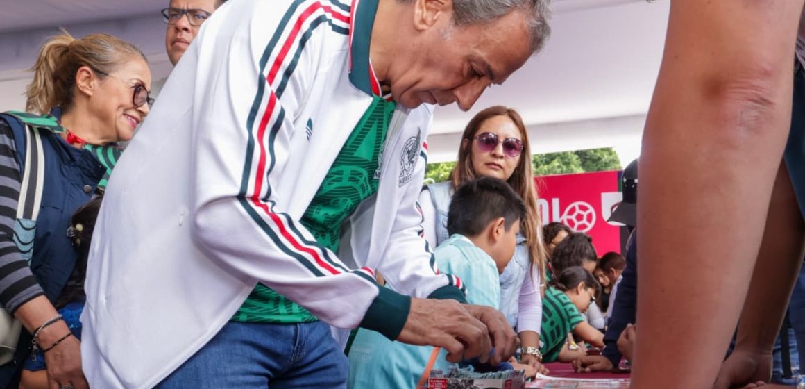 Zócalo de Puebla vibra con el Megaintercambio de Estampas Mundialistas