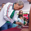 Zócalo de Puebla vibra con el Megaintercambio de Estampas Mundialistas