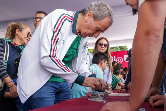 Zócalo de Puebla vibra con el Megaintercambio de Estampas Mundialistas