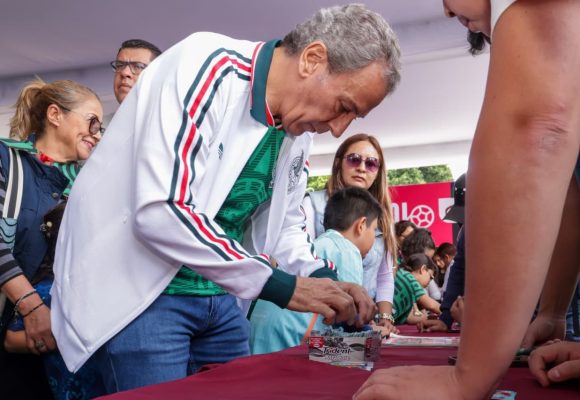 Zócalo de Puebla vibra con el Megaintercambio de Estampas Mundialistas