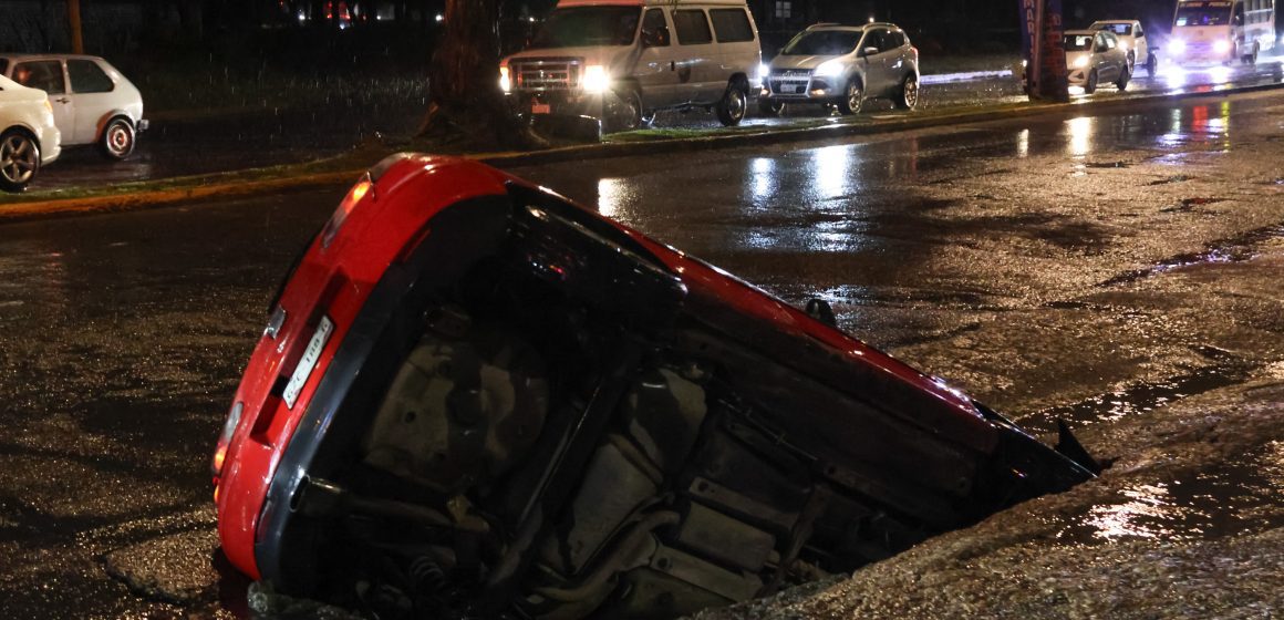 Lluvia en Puebla deja automóvil atrapado en socavón, caída de árboles y accidentes viales
