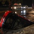 Lluvia en Puebla dejan automóvil atrapado en socavón, caída de árboles y accidentes viales