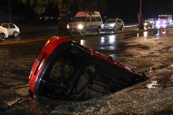 Lluvia en Puebla deja automóvil atrapado en socavón, caída de árboles y accidentes viales