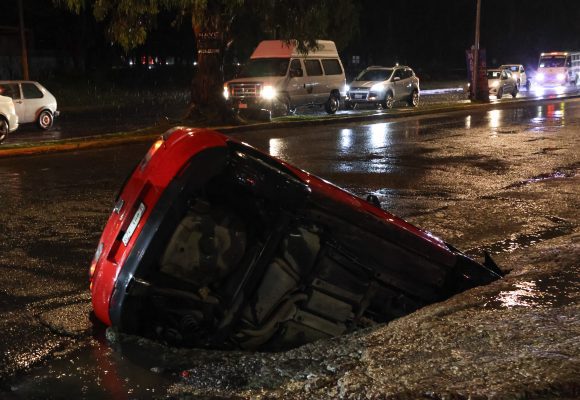 Lluvia en Puebla deja automóvil atrapado en socavón, caída de árboles y accidentes viales