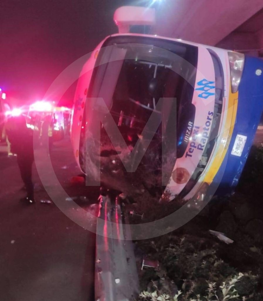 Vuelca autobús de estudiantes del Tec de Tepexi en la México-Puebla 1 volcadura autobus 1