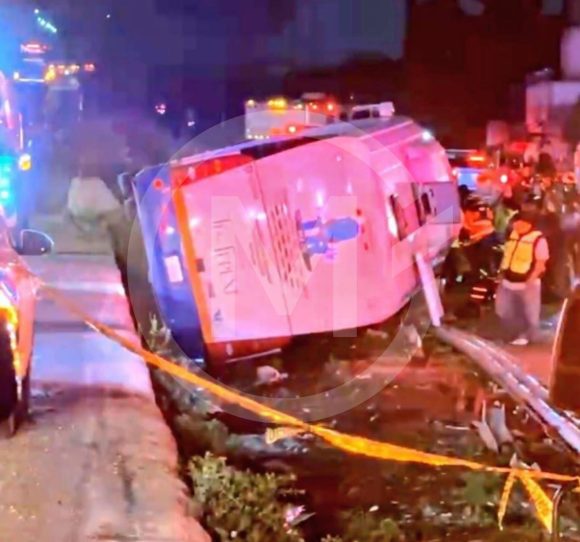 Vuelca autobús de estudiantes del Tec de Tepexi en la México-Puebla