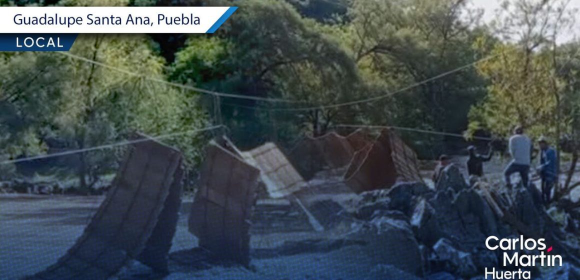 Colapsa puente colgante en la Mixteca poblana tras fuertes lluvias